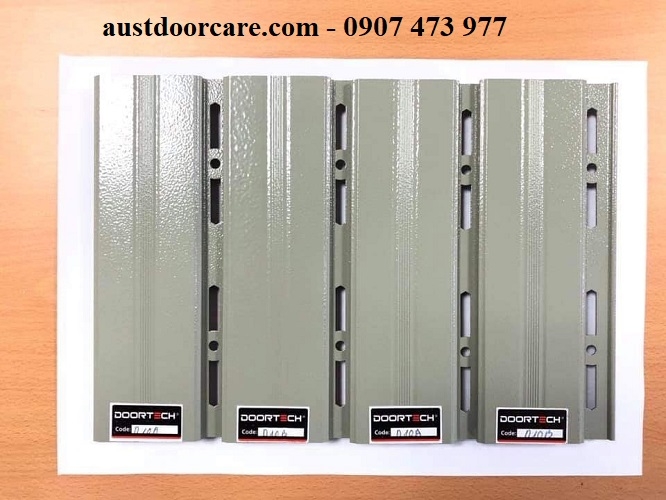 ✅ AUSTDOORCARE ✅CỬA CUỐN KHE THOÁNG AUSTDOOR DÒNG DOORTECH MÃ D10 DÀY 1.1mm CÓ ROONG GIẢM CHẤN MÀU GHI XANH GIÁ 2.400.000/m2